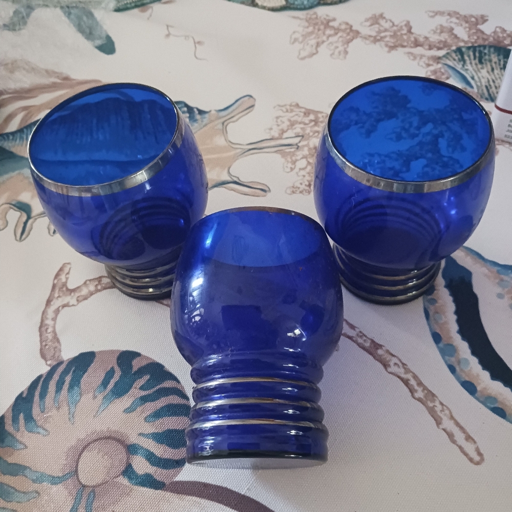 Vintage dringing glasses